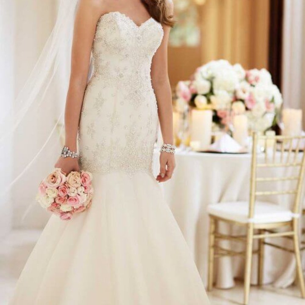 Essense of Australia, New Wedding Dress Ivory Size 2, Stella York Lace Beaded